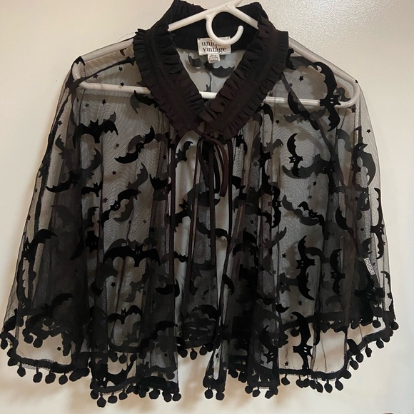 Unique Vintage Jackets & Blazers - Unique Vintage Capelet